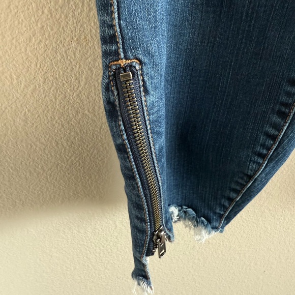 Torrid Premium Women's‎ Distressed Blue Denim Jeans w/ Ankle Zippers size 20R - Picture 4 of 7